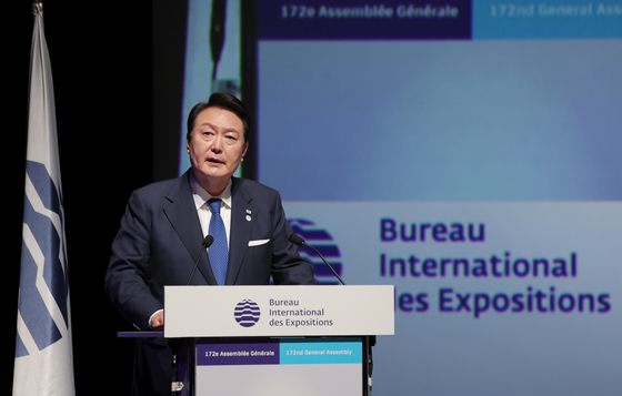 President Yoon Suk Yeol gives an English-language speech promoting Busan’s 2030 World Expo bid at the 172nd general assembly of the Bureau International des Expositions in Issy-les-Moulineaux, near Paris, Tuesday. [JOINT PRESS CORPS]