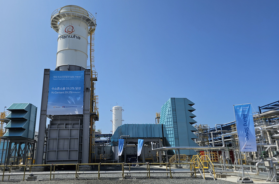 Hanwha Impact's hydrogen gas turbine plant in Seosan, South Chungcheong on Wednesday. The company announced that day that it completed a demonstration test of the 80-megawatt turbine with the highest-ever hydrogen blend rate of 59.5 percent by volume. [SHIN HA-NEE]