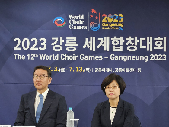 President of the 2023 World Choir Games Gangneung Huh Yong-soo, left, and Head of Operations Shim Sang-bok attend a press briefing in Jung District, central Seoul, on Wednesday. [YONHAP]
