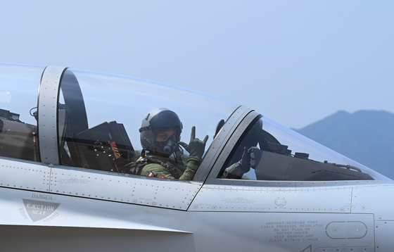 Capt. Rajchel Sebastian of the Polish Air Force gestures with her hand as she trains on a TA-50 supersonic trainer with the 16th Fighter Wing. The 1st and 16th Fighter Wings of the Korean Air Force have been training Polish pilots to fly the FA-50 light combat variant since Feb. 22. [REPUBLIC OF KOREA AIR FORCE]