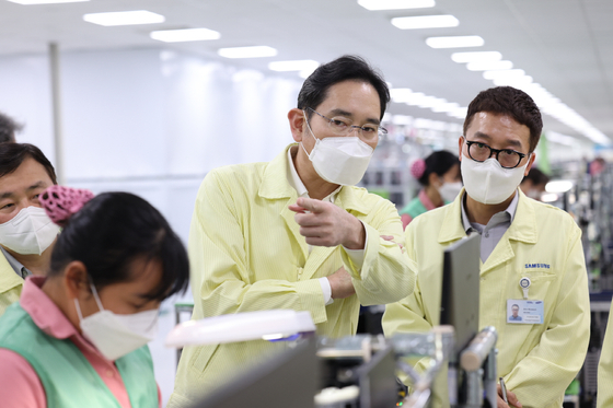이재용 삼성전자 회장이 2022년 12월 22일 베트남 박닌 공장에서 스마트폰 조립 라인을 점검하고 있다. [NEWS1] 