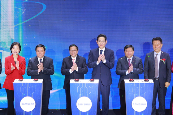 이재용 삼성전자 회장(왼쪽에서 네 번째)이 2022년 12월 23일 베트남 하노이에서 열린 삼성 R&D센터 준공식에 참석하고 있다. [NEWS1] 
