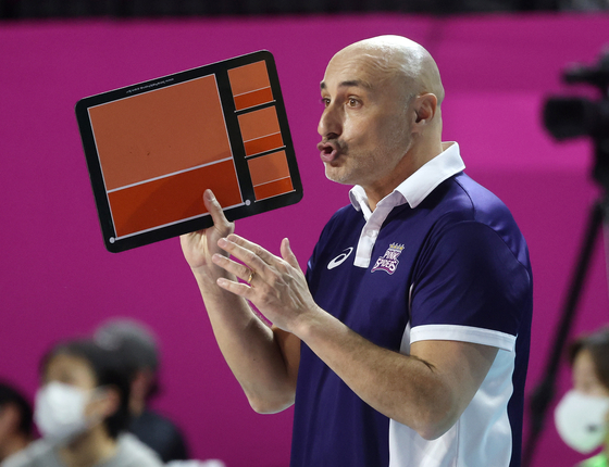 Heungkuk Life Insurance Pink Spiders head coach Marcello Abbondanza instructs his players during the second leg of the 2022-23 V League championship against Gimcheon Korea Expressway Hi-Pass at Incheon Samsan World Gymnasium in Incheon on March 31. [NEWS1] 