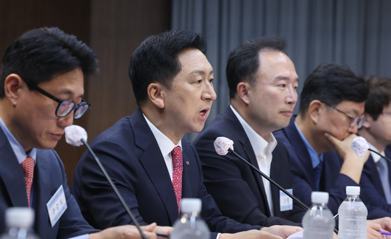 People Power Party leader Kim Gi-hyeon speaks at a forum hosted by the Korean News Editors' Association on Wednesday at the Korean Federation of Banks hall in Jung District, central Seoul. [YONHAP]