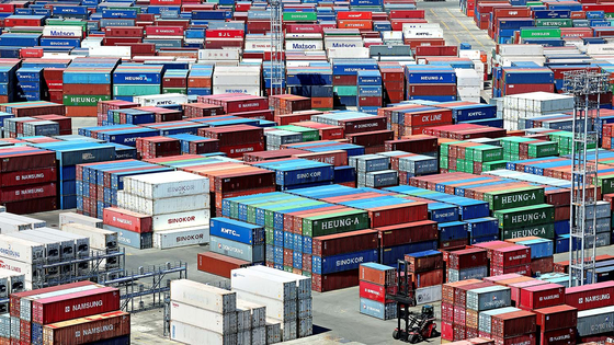 Containers piled up at a port in Busan on May 1. [JOONGANG PHOTO]