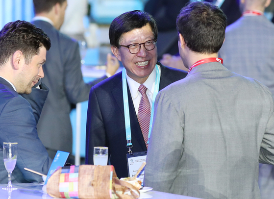 Busan Mayor Park Heong-joon greets guests at the 2030 World Expo reception event in Paris Wednesday.[YONHAP]