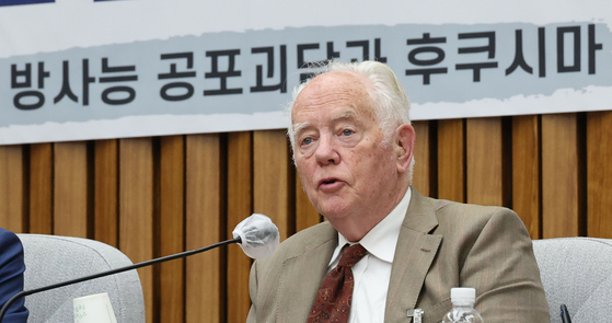 Wade Allison, professor emeritus at Oxford University, gives a lecture at the National Assembly on May 19. [YONHAP]  