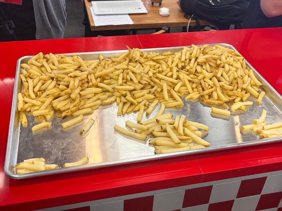 Five Guys' fries are being ″calibrated″ to ensure constant quality. From the left are overcooked, ″perfect″ and undercooked fries. [SOHN DONG-JOO]