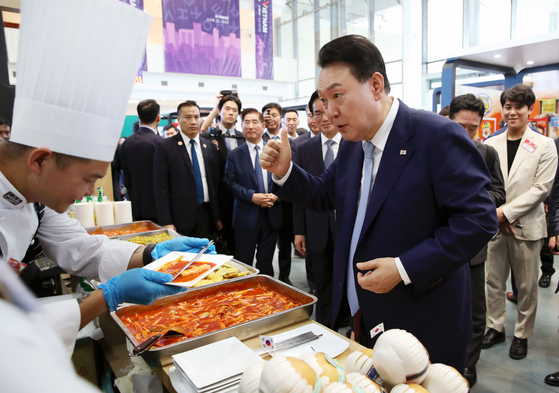 Yoon begins Vietnam visit by promoting industries, K-food