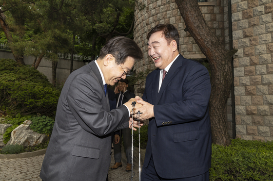 Democratic Party leader Lee Jae-myung greeted by Chinese Ambassador to Korea Xing Haiming at the ambassador's residence in Seongbuk District, Seoul on June 8. [JOONGANG ILBO] 