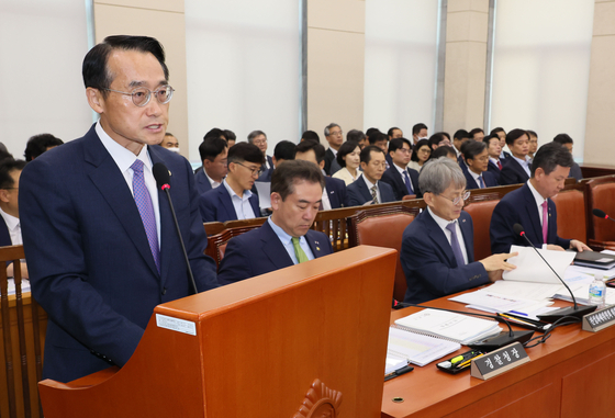 National Election Comission's Secretary General Huh Chul-hoon at the National Assembly to answer questions regarding nepotism within the organization on Thursday. [YONHAP]