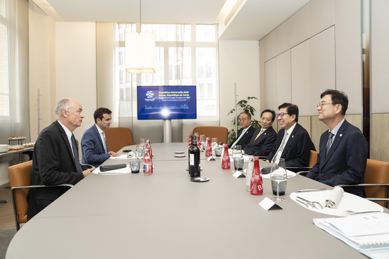 Busan Mayor Park Heong-joon, second right, talks with Guido Haak, far left, executive vice president of Renault Group, at their meeting in France on Wednesday. [YONHAP]