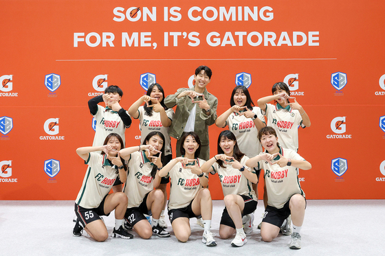 Son Heung-min, center, poses with the Hobby FC futsal team at a Gatorade event at Pie Factory in Gwangjin District, eastern Seoul on Thursday. Tottenham Hotspur midfielder Son was named a Gatorade ambassador on the same day, with the drinks maker also agreeing to support his Son Football Academy.  [YONHAP]