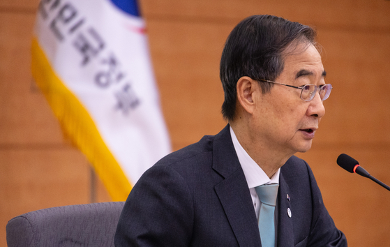 Prime Minister Han Duck-soo speaks during the fourth meeting of the Presidential Commission on Carbon Neutrality and Green Growth held Thursday at the government complex in central Seoul. [YONHAP]