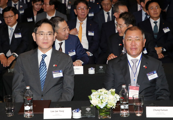Samsung Electronics Executive Chairman Lee Jae-yong and Hyundai Motor Group Executive Chair Euisun Chung participate the business forum between Korea and Vietnam held in Hanoi on Friday. [YONHAP]
