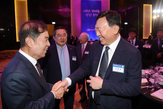 Lotte Group Chairman Shin Dong-bin, right, greets Kim Byong-joon, acting chairman of the Federation of Korean Industries, at a dinner banquet with the presidential business delegation to Vietnam at a hotel in Hanoi on Thursday. [JOINT PRESS CORPS]