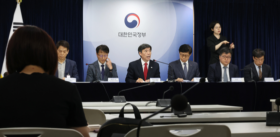 Park Ku-yeon, deputy chief of the Office for Government Policy Coordination, announcing the government’s plan during the daily briefing related to the treated water of the Fukushima Daiichi Nuclear Power Plant at the government complex in Seoul on Friday. [YONHAP]