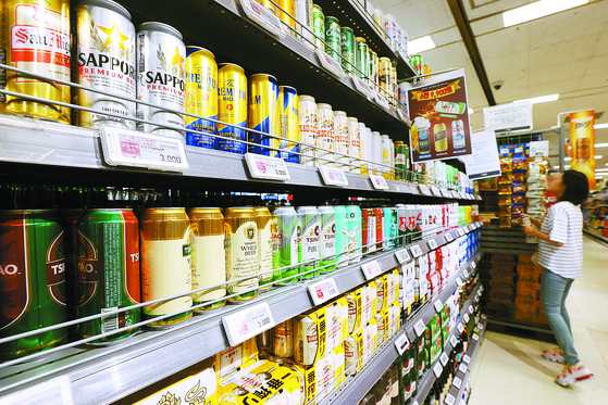 Japanese import beers are displayed at an isle of a discount store in Seoul. Japanese beer imports mounted to $3.07 million in April, up 866.7 percent on-year, according to trade statistics compiled by Korea Customs Service. [YONHAP]
