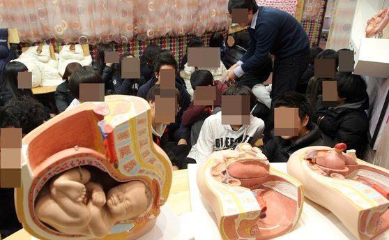 This picture shows a sex education class in school. [JOONGANG PHOTO]