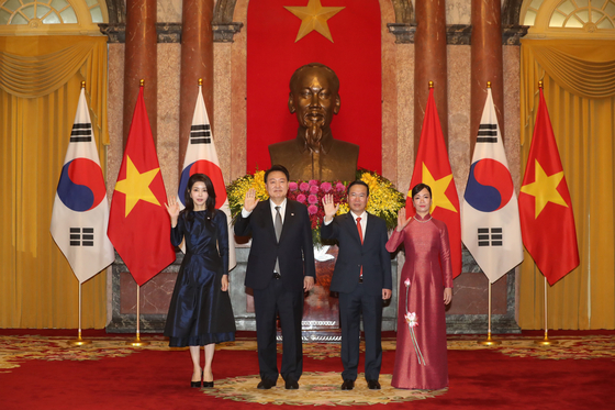 Korean President Yoon Suk Yeol, center left, and first lady Kim Keon-hee, left, pose for a commemorative photo with Vietnamese President Vo Van Thuong, center right, and first lady Phan Thi Thanh Tam, right, at the bilateral summit at the presidential palace in Hanoi Friday. [JOINT PRESS CORPS]