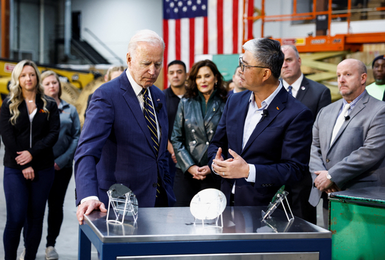 U.S. President Joe Biden, left, and SK Siltron CSS CEO Jianwei Dong, right, tour the SK Siltron CSS facility in Michigan, U.S., on Nov. 29, 2022. [REUTERS/YONHAP]