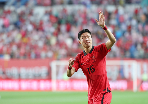 Hwang Ui-jo waves to fans after Korea's 1-1 draw with El Salvador at Daejeon World Cup Stadium in Daejeon on Tuesday last week. [YONHAP]