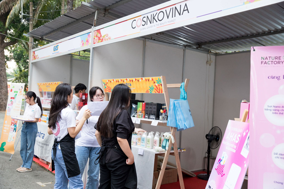 Visitors explore booths of Korean cosmetics and lifestyle products during the 'Korea-Vietnam Business Week' held by the Korea Trade-Investment Promotion Agency in Ho Chi Minh City, Vietnam, on Oct. 30, 2022. [YONHAP]