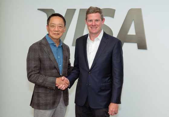 Ted Chung, left, Vice Chairman and CEO of Hyundai Card, and Visa CEO Ryan McInerney, at the partnership signing ceremony held at Visa headquarters in San Francisco on Wednesday. [HYUNDAI CARD]