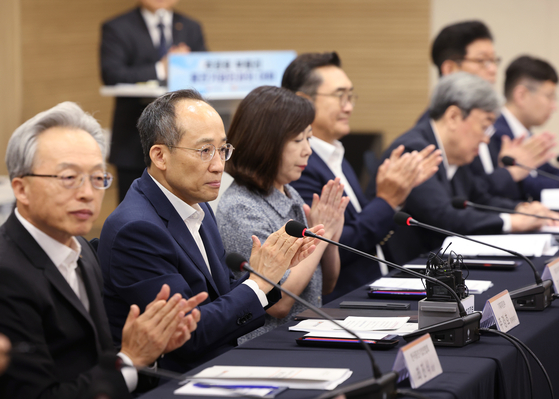 Finance Minister Choo Kyung-ho, second from left, participates in a meeting with heads of midsized businesses in Seoul on Monday. [YONHAP]