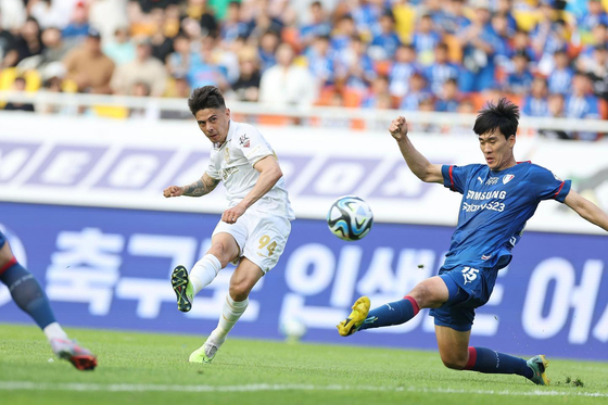 FC Seoul's Willyan Barbosa, left, shoots during a K League game against the Suwon Samsung Bluewings at Suwon World Cup Stadium in Suwon, Gyeonggi in a photo shared on FC Seoul's official Facebook account on Sunday. [SCREEN CAPTURE]