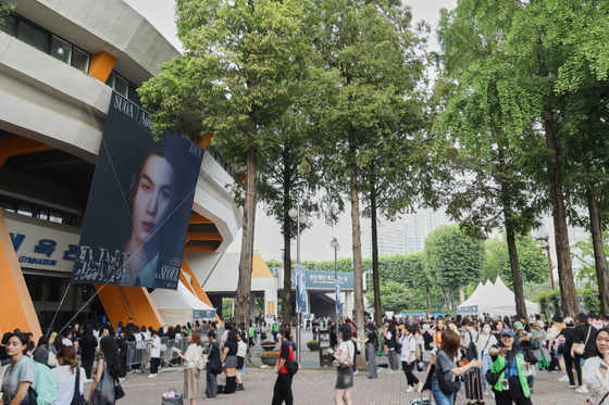 Surrounding the Jamsil Indoor Stadium over the weekend were many international fans, many of which were also carrying around suitcases who had flown in to see Suga for his first world tour “SUGA | Agust D Tour ‘D-DAY’ in Seoul.” [BIGHIT MUSIC]