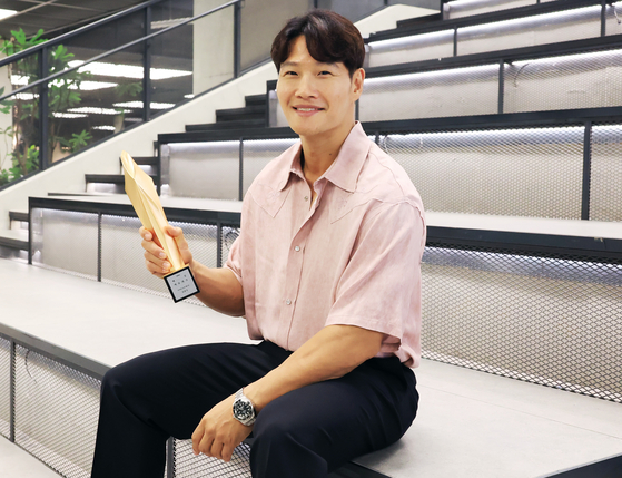 Singer and YouTuber Kim Jong-kook, winner of the Best Male Entertainer award at the 59th Baeksang Arts Awards, poses for photos in an interview with the Korea JoongAng Daily in Sangam-dong, western Seoul. [BAEKSANG ARTS AWARDS ORGANIZING COMMITTEE]