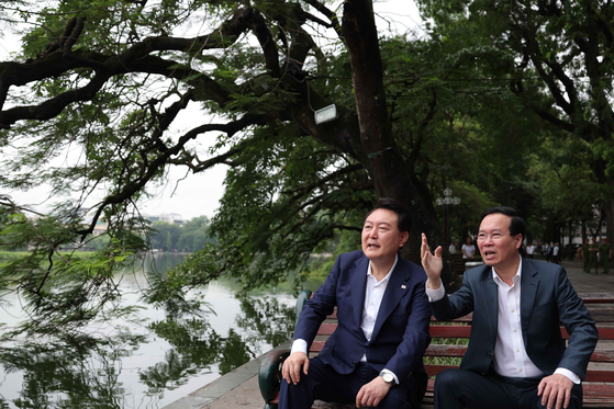 President Yoon Suk Yeol and Vietnamese President Vo Van Thuong chat at a breakfast meeting overlooking Hoan Kiem Lake in Hanoi Saturday. [JOINT PRESS CORPS] 