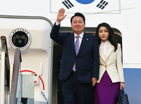 President Yoon Suk Yeol and first lady Kim Keon-hee arrive on the presidential jet at Seoul Air Base in Seongnam, Gyeonggi, wrapping their six-day trip to Paris and Hanoi on Saturday evening. [JOINT PRESS CORPS]