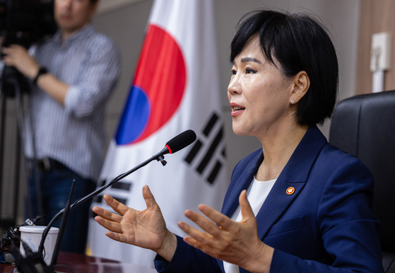 Jeon Hyun-heui, the outgoing head of the Anti-Corruption and Civil Rights Commission, speaks with the press at the central government complex in Seoul on Monday, a day before the end of her three-year term. [YONHAP]