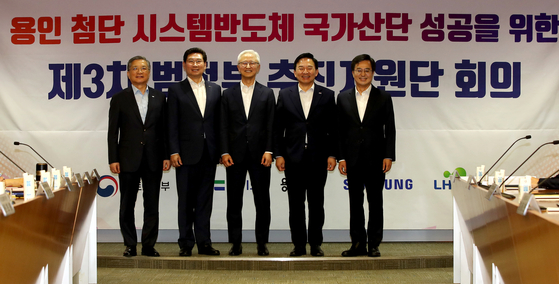 From left, LH President Lee Han-joon, Yongin Mayor Lee Sang-il, Samsung Electronics President Kyung Kye-hyun, Minister of Transport Won Hee-ryong and Gyeonggi Province Governor Kim Dong-yeon pose for a photo after holding a meeting at Samsung Electronics' Giheung Campus in Yongin, Gyeonggi on Tuesday. [NEWS1]