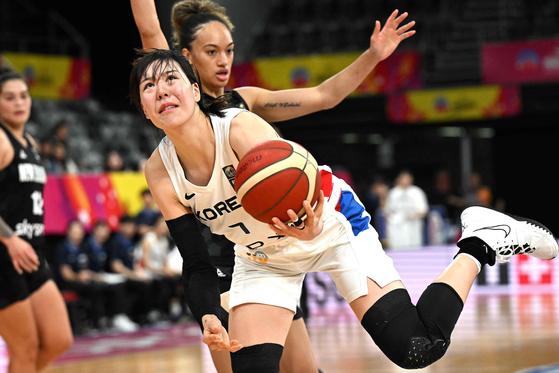 Korea's Park Ji-su drives for basket during a 2023 FIBA Asia Cup game against New Zealand at Sydney Olympic Park Sports Centre in Sydney on Monday. [AFP/YONHAP]