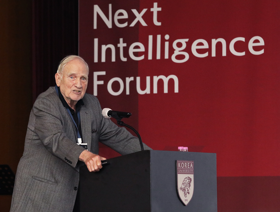 John Clauser, one of the three co-recipients of the 2022 Nobel Prize in Physics, delivers a special lecture about quantum entanglement at Korea University in Seongbuk District, central Seoul, on Tuesday evening. The lecture, sponsored by Centroid Investment Partners, a private equity firm based in Seoul, was part of the Next Intelligence Forum, a series of special lectures from Nobel laureates and renowned figures organized to celebrate the university’s 120th anniversary in 2025. [PARK SANG-MOON]