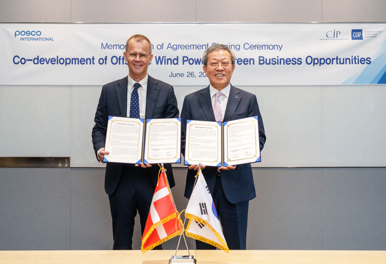 Torsten Lodberg Smed, left, senior partner at Denmark's Copenhagen Infrastructure Partners (CIP), and Jeong Tak, Posco International CEO, pose for a photo during a signing ceremony. Posco International on Tuesday said that it signed a memorandum of understanding with CIP, an investment firm focusing on renewables, to cooperate on an offshore wind farm project in Pohang, North Gyeongsang, and a joint hydrogen business. [POSCO INTERNATIONAL]