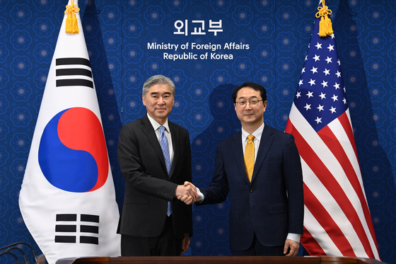 South Korea's chief nuclear negotiator, Kim Gunn, right, and his U.S. counterpart, Sung Kim, pose for a photo prior to their talks on North Korea's nuclear weapons at the Foreign Ministry in central Seoul on April 6. [YONHAP]