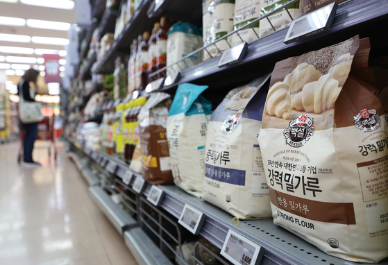 Bags of flour are displayed at a discount store in Seoul. [YONHAP]