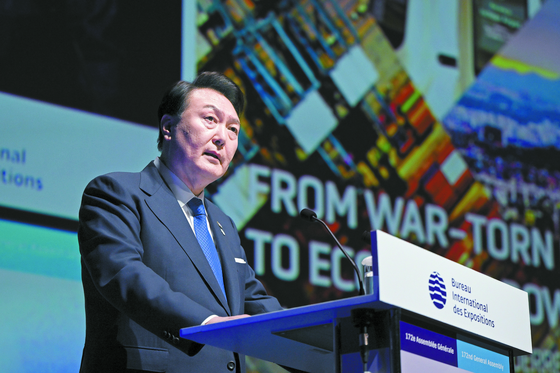 President Yoon Suk Yeol gives an Englishlanguage speech promoting Busan’s 2030 World Expo bid at the 172nd general assembly of the Bureau International des Expositions in Issy-lesMoulineaux, near Paris, Tuesday. [JOINT PRESS CORPS]