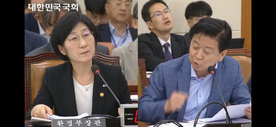 Minister of Environment Han Wha-jin, left, responds to questions from Democratic Party Rep. Noh Woong-rae during the Assembly's Environment and Labor Committee meeting on Tuesday. [SCREEN CAPTURE]