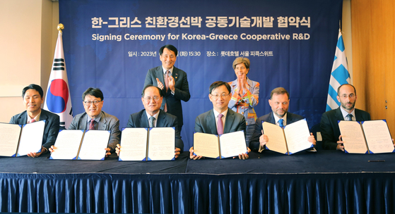 Korea and Greece signed a business agreement to jointly develop technologies to renovate existing ships into eco-friendly ones on Tuesday at Lotte Hotel in central Seoul. [MINISTRY OF TRADE, INDUSTRY AND ENERGY]