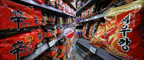 Nongshim's Shin Ramyun and Shrimp Cracker are displayed at a supermarket in Korea. On Tuesday, the company announced price cuts for the two products from July. [YONHAP]