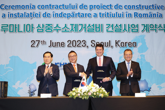From left: Minister Lee Chang-yang of Trade, Industry and Energy, Korea Hydro & Nuclear Power CEO Whang Joo-ho, Nuclearelectrica CEO Cosmin Ghita, and Romanian Ambassador to Korea Cezar Manole Armeanu pose for a photo during a signing ceremony to build a tritium removal facility in Romania on Tuesday at Four Seasons Hotel in central Seoul. [YONHAP] 
