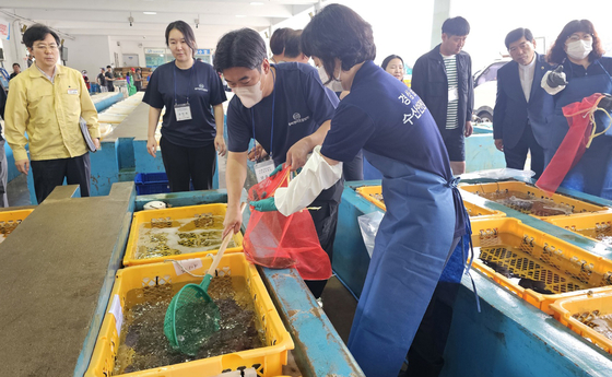 As concerns over the planned release of nuclear wastewater from the ruined Fukushima Daiichi Nuclear Power Plant grow in Korea, a fisheries safety institute under the South Gyeongsang provincial government ran a radiation level test for seafood with local residents in attendance at a fish market in Tongyeong, South Gyeongsang, on Tuesday. [YONHAP]