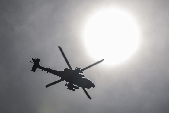 A South Korean Army Apache helicopter flies above Goyang, Gyeonggi on May 25 during an anti-drone defensive exercise. [YONHAP]