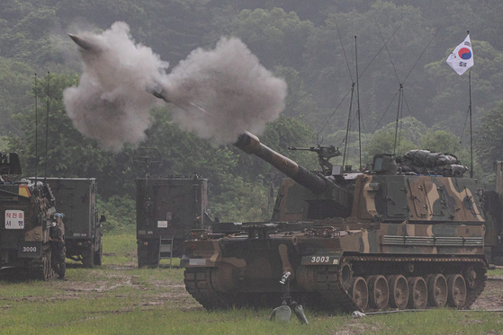 A K9 self-propelled howitzer fires a shell during an exercise at a training field in Paju, Gyeonggi, on Aug. 4, 2022. [YONHAP]