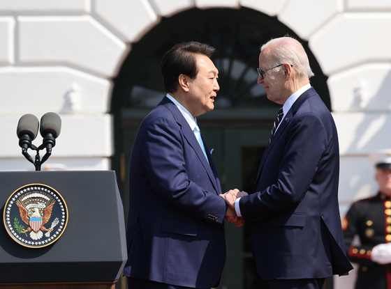 President Yoon Suk Yeol, left, and U.S. President Joe Biden shake hands during an official welcoming ceremony at the White House in Washington, on April 26. [YONHAP]